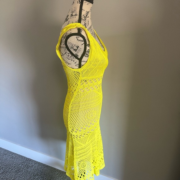 BEBE BRIGHT YELLOW FITTED SLEEVELESS KNIT KNEE HIGH DRESS - SIZE SMALL - Picture 3 of 4